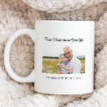 Enkel första jul som New Grandpa Baby Photo Kaffemugg<br><div class="desc">Alla nya farfar kommer att kärlek ta emot personligens fotokaffe mugg som en gåva i julhelg. All text kan anpassas med valfri ordalydelse,  t.ex. "Grandpa" till "Pappa" eller "Granddad" eller valfri namn. Lägg till ett foto av den nya morfar och hans barnbarn för perfekten christmas keepsak.</div>