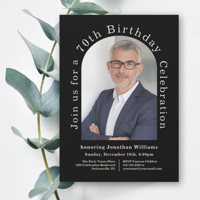 Enkel fotobåge, svart 70:e Födelsedagsfesten Inbjudningar (A stylish sophisticated 70th birthday invitation with arched photo template to personalize.)