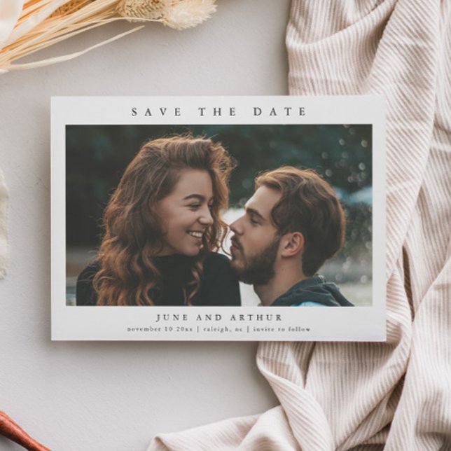 Enkel Fotobryllop Spara Datum Magnetisk Inbjudningskort (Simple black and white wedding photo save the date magnetic invitations.)