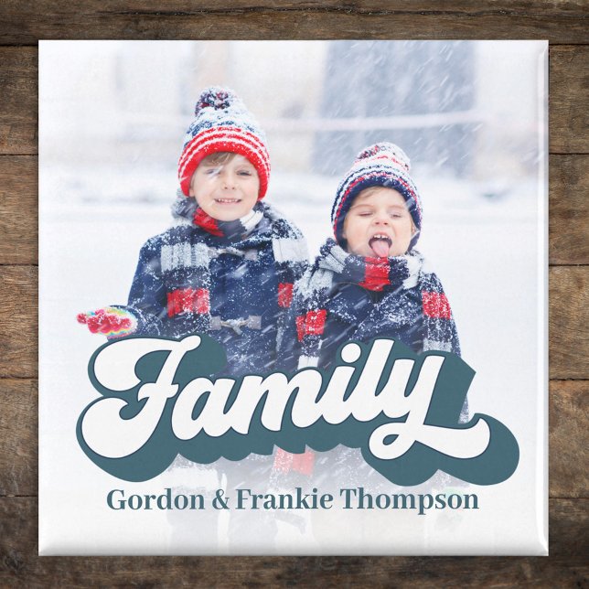 Enkel fotofamiljetypgrafi magnet (Simple whimsical full photo Family magnet with retro style typography. )