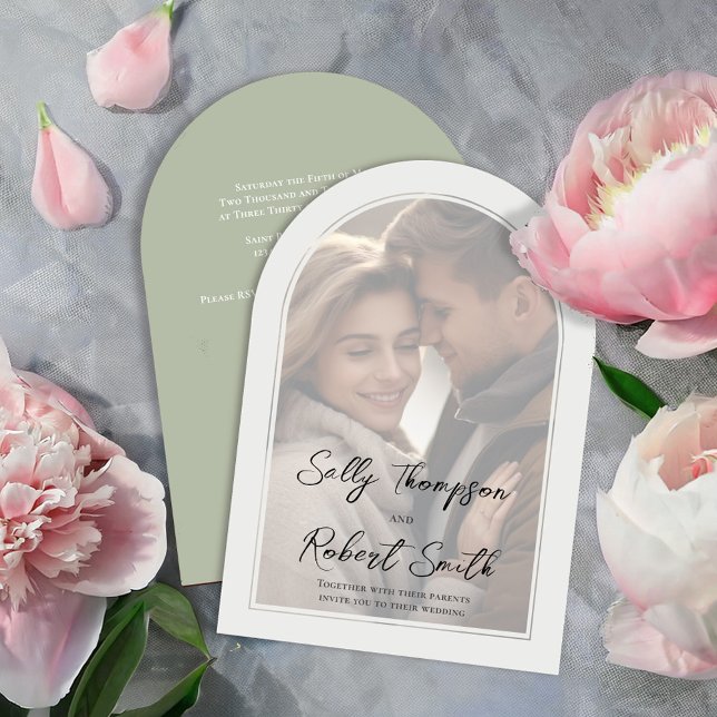 Enkel fotokalligrafiskript Bröllop Inbjudningar (Elegant sage green arch wedding photo invitation. )