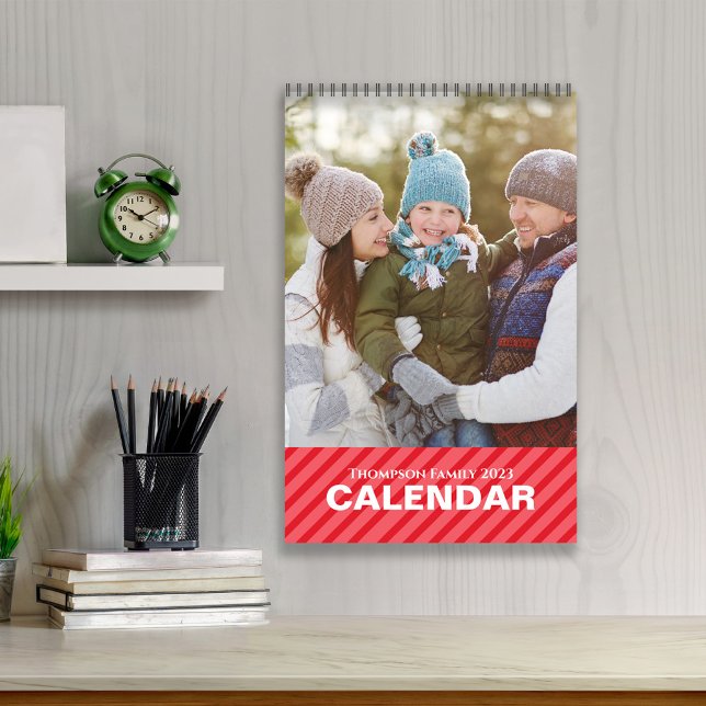 Enkel fotomånads Coola Rand-typografi Kalender (Whimsical colorful stripes monthly custom calendar)