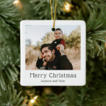 Enkel fotomodern jul julgransprydnad keramik<br><div class="desc">Modern julprydnad med en enkel design med "God jul" i ett serif-teckensnitt i roligten under ditt favoritfoto.</div>