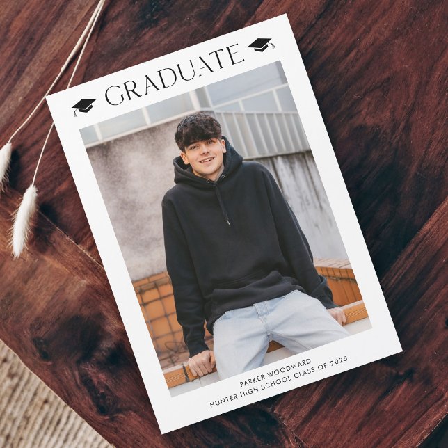 Enkel fototexamen magnetisk inbjudningskort (Simple black and white cap photo graduation announcement magnetic card.)