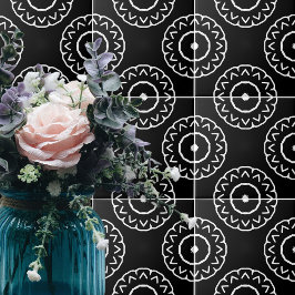 Enkel geometrisk mönstrad svart och vit kakelplatta