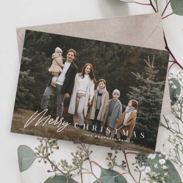 Enkel Glad Jul Skript 3 Foto Julkort (Simple Merry Christmas Photo Holiday Card with modern handwritten script overlay typography.)