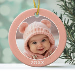 Enkel Gräns med Photo and Year Coral Rosa Girl Gir Julgransprydnad Keramik<br><div class="desc">Lägg till en bild till den här söta helgdag-dekanten - perfekt till barnen. En enkel,  lätt korall rosa gräns gör en minnesvärd utsmyckning för träd. Ett modernt minimitypsnitt för året med ställe för att ladda upp 1 kvadratfoto.</div>