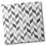 Enkel Grått Herringbone Mönster Kakelplatta<br><div class="desc">Använda den här enkla grått- och vit örbenbakgrund för att anpassa dina egna objekt med initialer eller anpassa dig efter dina egna behov. Vare sig du vill använda den här plattan som en liten underlägg eller trivet för ett glas eller en platta... så blir du stor med ett köksdiskett eller...</div>