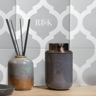 Enkel grått- vit trellis och monogram mönstrad kakelplatta