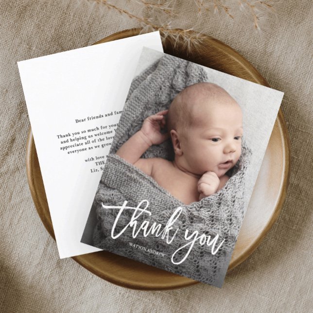 Enkel handskriven bebisfoto tack kort (Simple baby photo thank you card with modern handwritten script calligraphy thank you.)