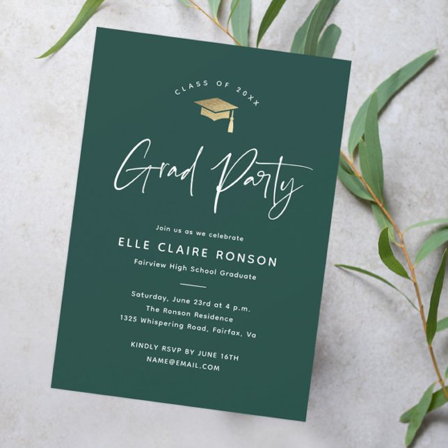 Enkel handskriven grön examensfest inbjudningar (Modern script green and gold graduation party invitation.)