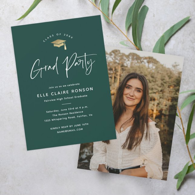 Enkel handskriven grön fotoutexamineringsfest inbjudningar (Modern script green and gold photo graduation party invitation.)