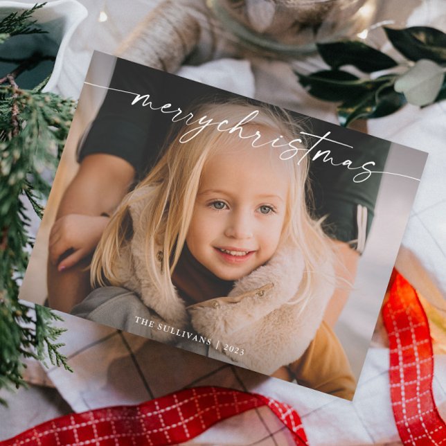 Enkel handskriven julskriptfoto julkort (Elegant Merry Christmas Script Photo Holiday Card with Modern Handwritten Typographic Overlay.)