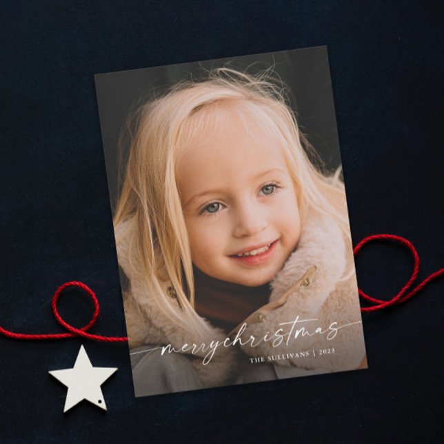 Enkel handskriven julskriptfoto julkort (An elegant photo christmas holiday card with modern handwritten merry christmas typographic overlay.)