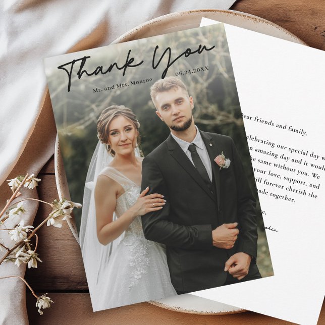 Enkel handskriven manusfoto bröllop tack kort (Simple handwritten black script wedding photo thank you card.)