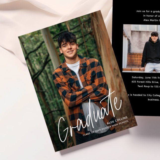 Enkel Handskriven Modern Fotexamen Inbjudningar (Simple handwritten modern 2 photo graduation invitations.)