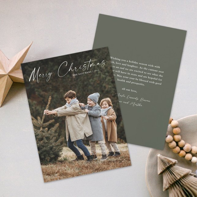 Enkel handskriven skript - fotojul julkort (A simple photo christmas holiday card with handwritten Merry Christmas script typographic overlay.)