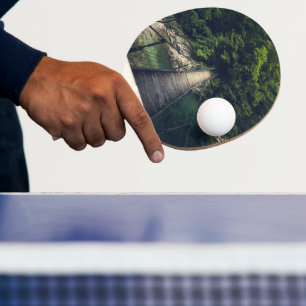 Enkel hängbro över floden Idrijca, Slovenien Pingisracket