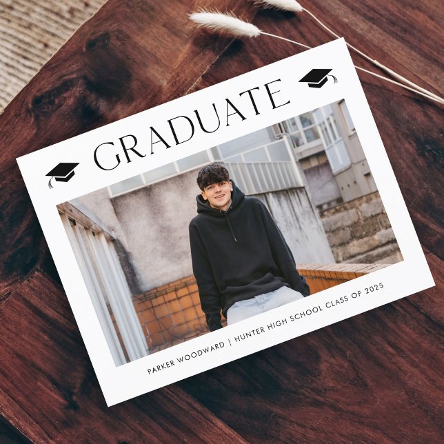 Enkel inbjudan till Photo Studenten (Simple black and white cap photo graduation invitation announcement postcard.)