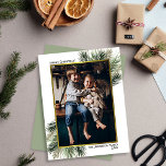 Enkel jul i Gräs Grenar & Guld Photo Ram Julkort<br><div class="desc">Julkortet är enkelt,  och elegant. Det innehåller ditt foto i en faux foil guld ram med gräs grenar i hörnen. Det minimalistiska hälsning lyder "God jul" med plats för din namnteckning och året nedan. Klassi och snyggt för att skicka semesterhälsningar.</div>