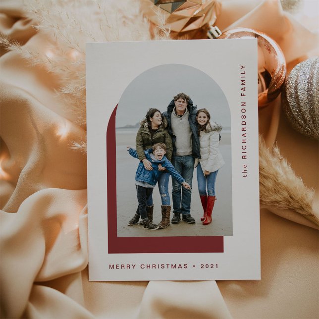 Enkel julfest | Modern 2-foto Julkort (A festive and trendy Christmas card with a dark red photo arch)