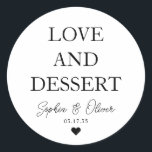 Enkel KÄRLEK DESSERT Heart Bröllopsförmån Runt Klistermärke<br><div class="desc">Ett klassiskt svart Bröllop-märke i Tack med texten "Kärlek och Dessert" i ett typiskt modernt typsnitt i eleganten. Du kan enkelt personlig det med ditt namn och bröllop-datum.</div>