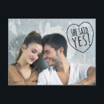 Enkel kärlek Hon sa ja Spara datum Postkort Meddelande Vykort<br><div class="desc">En avslappnad stil med en handritad grafik av ett hjärta som utropar,  "Hon sa ja!" på framsidan. All viktig information om din stora dag finns på baksidan. Ett roligt sätt att låta alla få ta del av de stora nyheterna!</div>