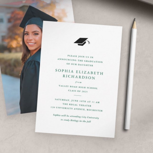 Enkel klassisk grön och vit fotoexamen  meddelande (Elegant and Simple Green Type Photo Graduation Announcement.)