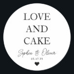 Enkel klassisk KÄRLEK och CAKE Heart-bröllopsförmå Runt Klistermärke<br><div class="desc">Ett klassiskt svart Bröllop-märke i Tack med texten "Kärlek och kummel" i ett typiskt modernt typsnitt i eleganten. Du kan enkelt personlig det med ditt namn och bröllop-datum.</div>