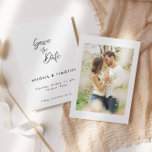 Enkel klassisk svart och vit | Bröllop Spara Datumet<br><div class="desc">Ett enkelt klassiskt svartvitt sparar datummeddelandet för fotot bröllop.. Datumkortet innehåller en elegant med skript som innehåller ett vanligt svartvitt och ett foto på baksidan. Anpassa texten med all information för din speciella dag.</div>