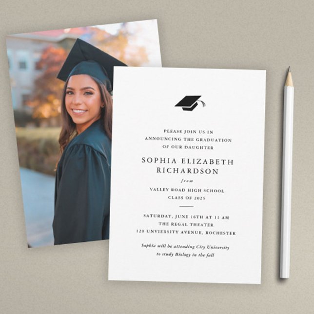 Enkel klassisk svart-vit fotoexamen  meddelande (Simple black and white formal photo graduation announcement.)