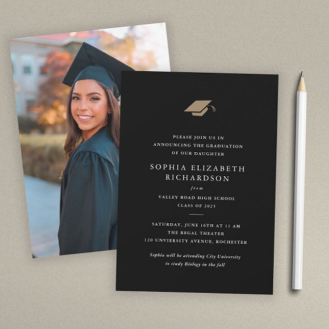 Enkel klassisk svart-vit fotoexamen  meddelande (Simple black and white formal photo graduation announcement.)