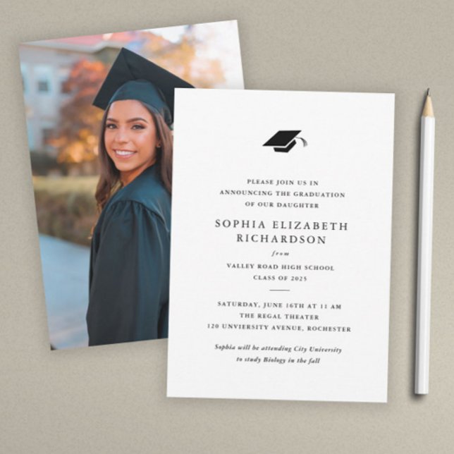 Enkel klassisk svart-vit fotoutexaminerings  meddelande (Simple Classic Photo Graduation Announcement.)