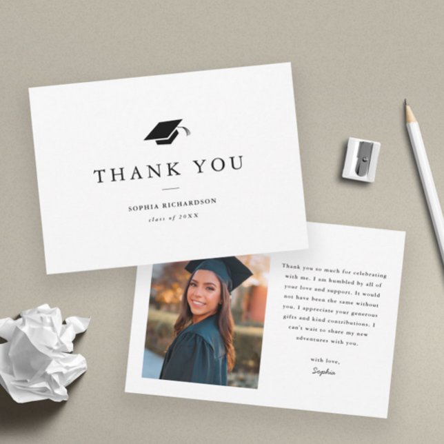Enkel klassisk svart-vit fotoutexaminerings  tack kort (Simple black and white photo graduation thank you cards.)