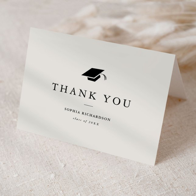 Enkel klassisk svart-vit fotoutexaminerings  tack kort (Simple black and white photo graduation folded thank you card.)