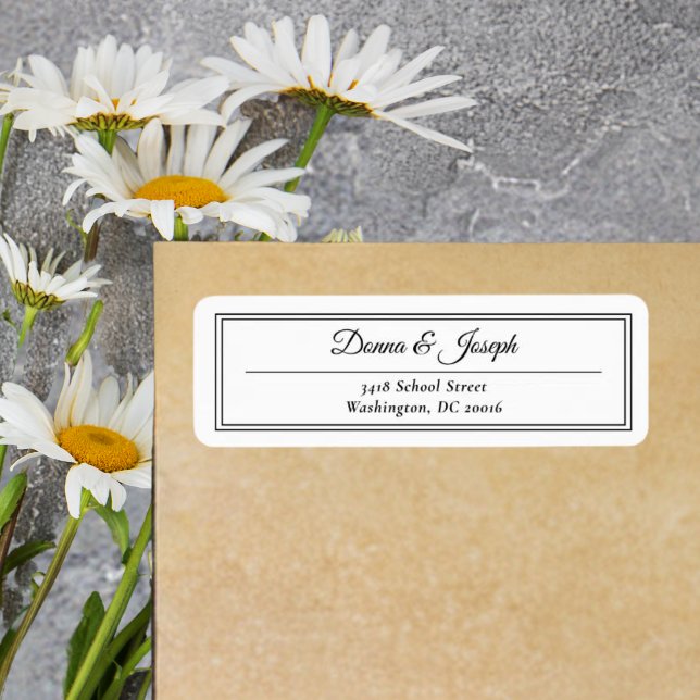 Enkel Klassisk Vit Bröllops Returadress Etikett (Simple classic white return address label adds clean elegant touch to your wedding envelopes.)