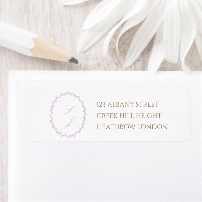 Enkel Lavender Vapensköld Monogram Bröllop Returadress Etikett (Insitu)