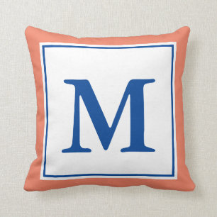 Enkel lax och djupblå monogrammad kudde