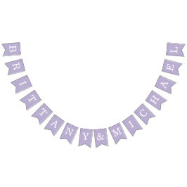 Enkel lila bröllopsdekoration med namn på brud och vimplar