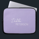 Enkel Lila Lavender Elegant Contemporary Modern Laptop Fodral<br><div class="desc">Modern lila/lavender laptop sleeve med en enkel och minimal designpersonlig med ditt namn i ett elegant-skript och contemporary sans serif-teckensnitt.</div>