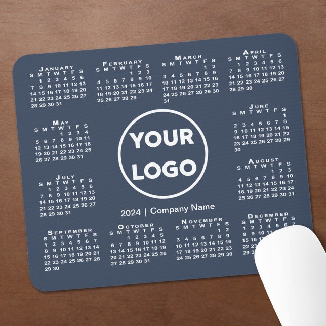 Enkel Logotyp för 2024 års kalender på marinblå Musmatta (2024 Calendar Logo Navy Blue Mouse Pad, in situ)