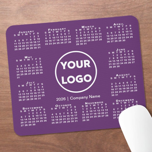 Enkel Logotyp för 2026 års kalender för Lila Musmatta (Simple 2026 Calendar Business Logo on Purple Mouse Pad, in situ)
