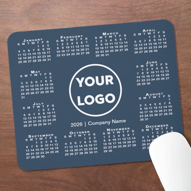 Enkel Logotyp för 2026 års kalender på marinblå Musmatta (Simple 2026 Calendar Business Logo on Navy Blue Mouse Pad, in situ)