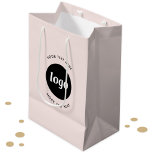 Enkel Logotyp med  Rosa för textföretag<br><div class="desc">Lägg till din egen logotyp och ditt eget textval till den här designen. Ta bort den övre eller nedre texten om du vill. Minimalistisk och professionell för att främja varumärkeslojalitet. Underbar för varumärkning av anställda eller som kampanjprodukt för dina kunder och kunder.</div>