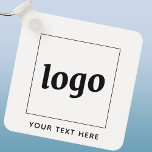 Enkel Logotyp med textföretag Nyckelring<br><div class="desc">Lägg till din egen logotyp och ditt eget textval till den här designen. Ta bort texten om du vill. Minimalistisk och professionell. Underbar för varumärkning av anställda eller som kampanjprodukt för dina kunder och kunder.</div>