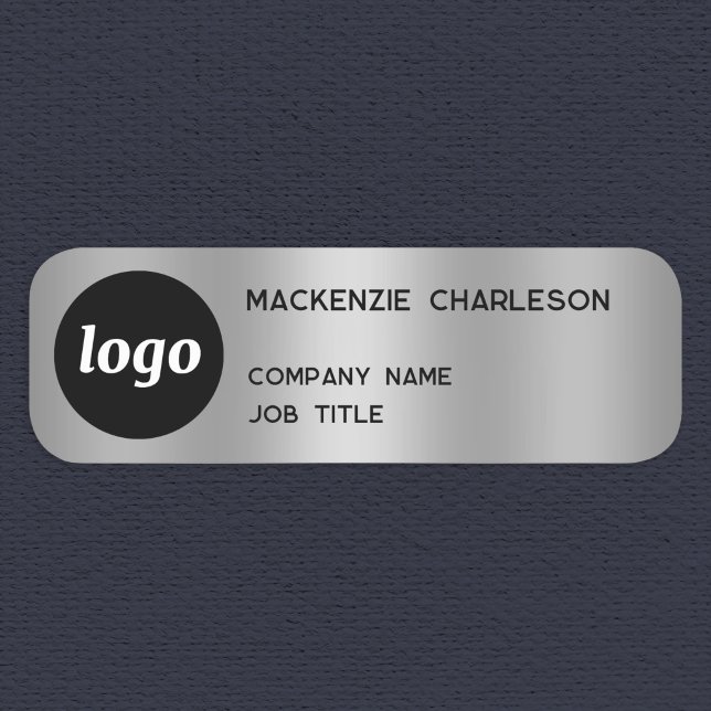 Enkel Logotyp Minimalistisk Silvereffekt Namnbricka (Simple logo with custom text business branding promotional silver metallic effect name tag pin badge)