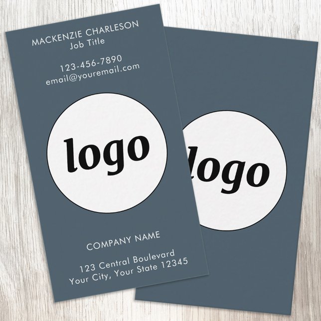 Enkel logotyp och text i kolgrå vertikal visitkort (Simple logo with custom text business branding promotional charcoal gray vertical business cards)