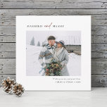 Enkel måltavla och merry Newlyweds Photo Square Julkort<br><div class="desc">Modern och enkel jul | Helgdag-fotokort med grönt och vit gräs gren mönster på baksidan. Om du vill ha en mer avancerad anpassning av den här designen klickar du på BLUE DESIGN VERKTYG för att ändra teckensnitt,  storleka och färg.</div>