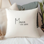 Enkel Mamma för modern Neutralt Kudde<br><div class="desc">Fira din lilla med vår enkla moderna neutralt mamma est dekorativ kudde, med en minimalistisk svartvit design som är modern och söt. Med sin rena, boho-inspirerade estetik är contemporaryn, gender-neutralt-vibe perfekten för att välkomna en pojke eller flicka under vilken säsong som helst - oavsett om det är fall, vinter, vår...</div>