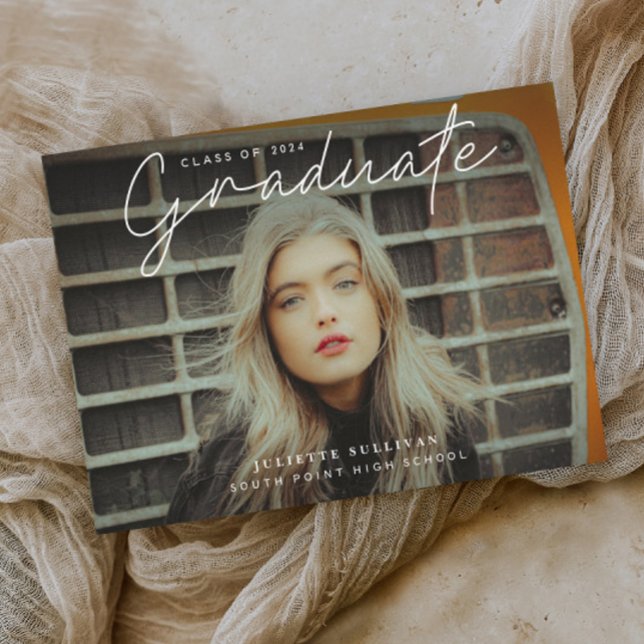 Enkel manusfotoexamen (Elegant modern script graduate photo graduation invitation announcement.)